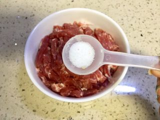 川菜版~鱼香肉丝,瘦肉切细丝放入盐