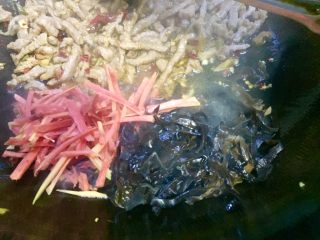 川菜版~鱼香肉丝,放入红萝卜丝和黑木耳丝，炒匀