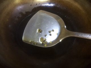 川菜版~鱼香肉丝,热锅下油，油温六成下花椒