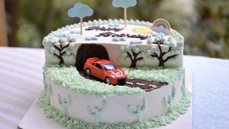 错层小汽车场景蛋糕,用惠尔通233挤上小草，叶子用圆形小号裱花嘴，摆上小汽车