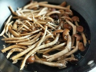 做年货＋红烧鸡块茶树菇,首先将茶树菇去根，再焯水，冷水入锅，烧开后捞出即可。