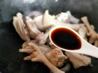 做年货＋红烧鸡块茶树菇,加入生抽。