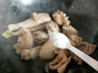 做年货＋红烧鸡块茶树菇,加入盐。