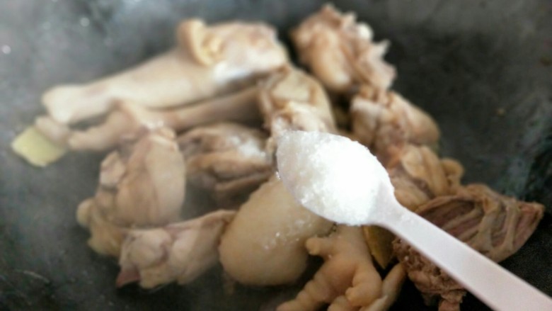 做年货＋红烧鸡块茶树菇,加入盐。