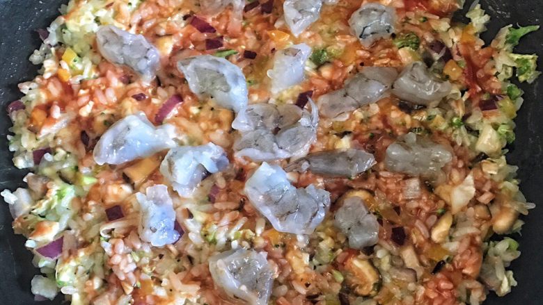 剩米饭的春天 米饭披萨,在最上面放上虾仁