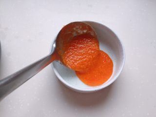 茄汁莲藕鸡肉丸子（亲子版）-辅食,将茄汁倒入小碗中