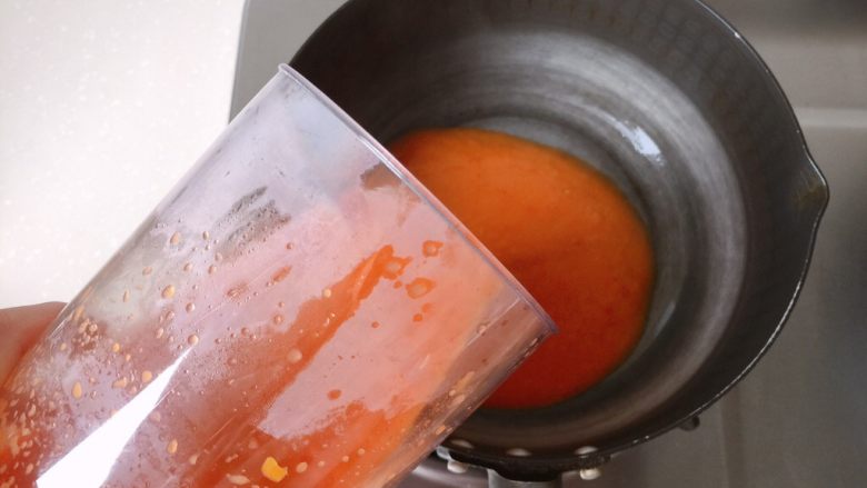 茄汁莲藕鸡肉丸子（亲子版）-辅食,将茄汁倒回小锅，加入少许淀粉水煮成浓稠的茄汁