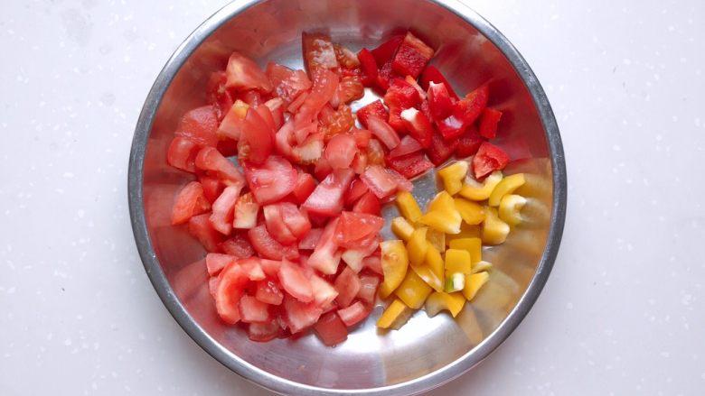 茄汁莲藕鸡肉丸子（亲子版）-辅食,番茄和红黄彩椒切丁