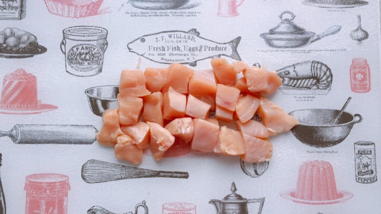 茄汁莲藕鸡肉丸子（亲子版）-辅食,鸡胸肉洗净，用厨房纸吸干表面水分，切成小块