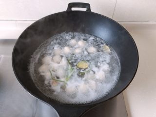 茄汁莲藕鸡肉丸子（亲子版）-辅食,放入莲藕鸡肉丸子，煮至浮起后再煮一会儿确保全熟后捞出