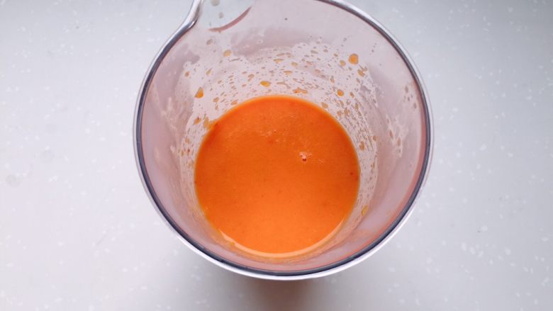 茄汁莲藕鸡肉丸子（亲子版）-辅食,将西红柿和红黄彩椒全部倒入搅拌杯，用搅拌棒打成茄汁