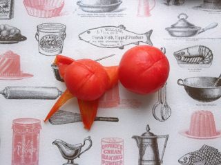 茄汁莲藕鸡肉丸子（亲子版）-辅食,捞出过凉水，轻松撕去外皮