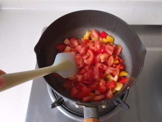 茄汁莲藕鸡肉丸子（亲子版）-辅食,倒入西红柿和红黄彩椒翻炒