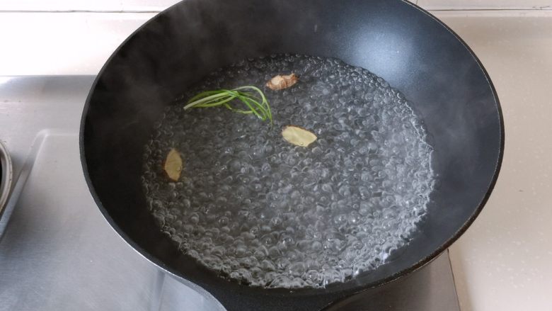 茄汁莲藕鸡肉丸子（亲子版）-辅食,锅中放入足量水，放入葱结和姜片煮开