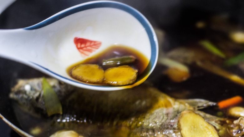 红烧鲫鱼,不要翻动鱼，容易碎，用大勺子浇汤在表面，帮忙入味。小火炖20分钟，关火。