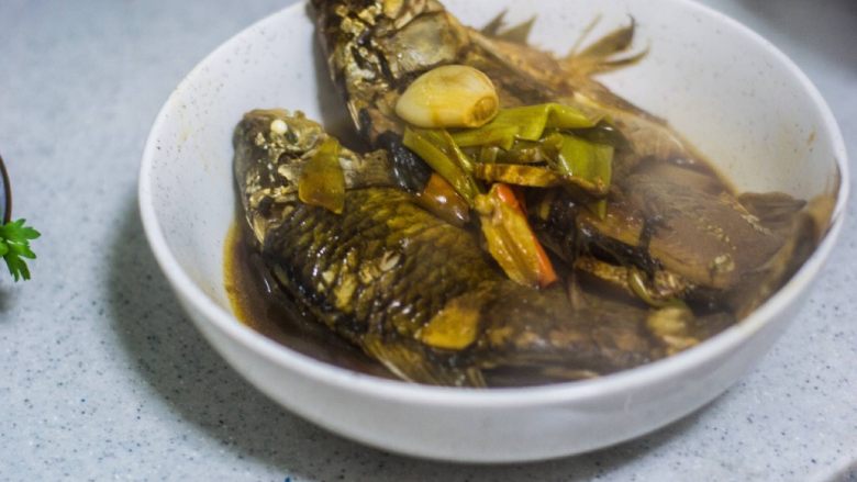 红烧鲫鱼,要多留点鱼汤，鱼汤拌饭或者吃鱼冻都是极好的。