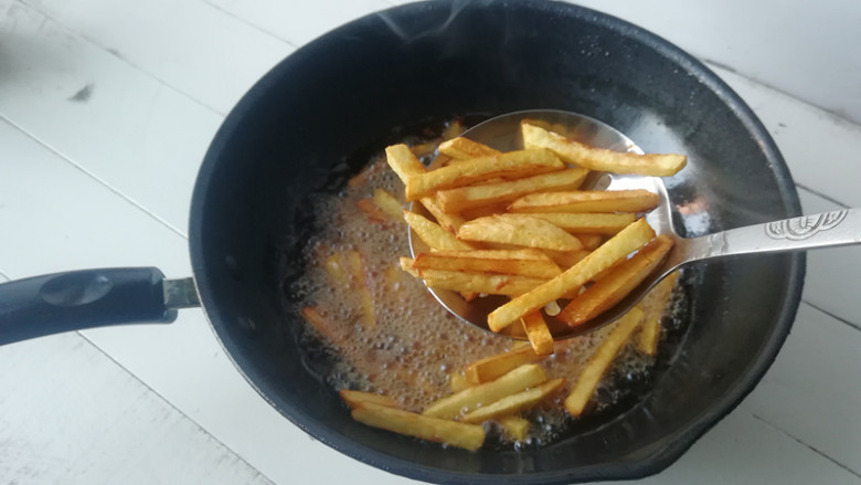 干煸土豆条,锅加油烧至7成热，下入土豆条炸至金黄，捞出控油
