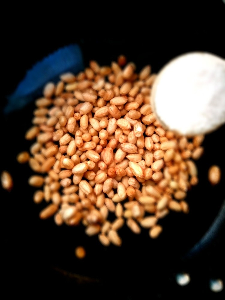 营养素什锦,半锅水，放花生米，放入两勺食用盐。
