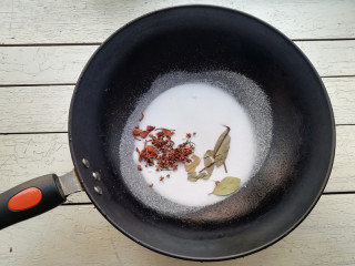 盐炒花生米,下入花椒、大料、香叶放在锅中，中小火翻炒均匀
