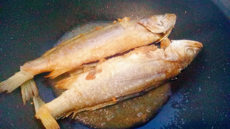 干烧大黄鱼（内附煎鱼不破小窍门）,煎至两面金黄