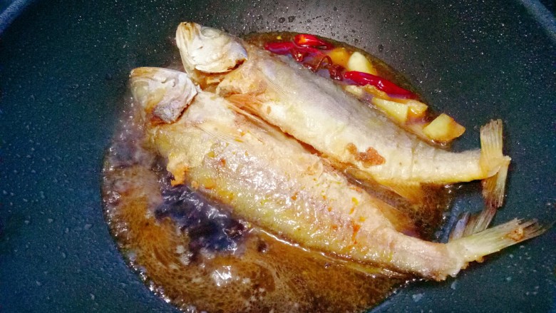干烧大黄鱼（内附煎鱼不破小窍门）,倒入适量的水，大火烧开收干汤汁