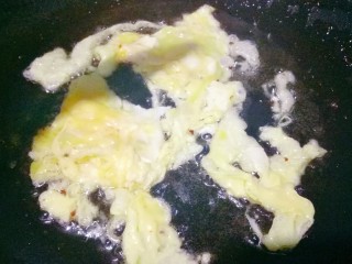 家常炒米粉,锅中倒油炒鸡蛋