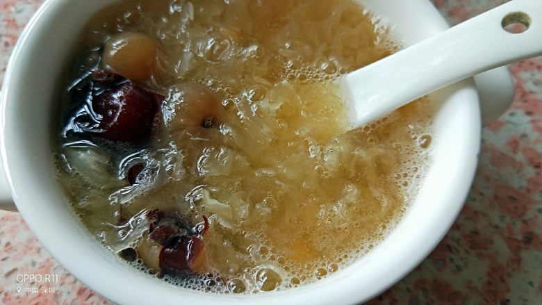 养颜水果红枣莲子糯耳甜汤,炖好的银耳根据喜好的甜度加白砂糖或冰糖，用碗盛出