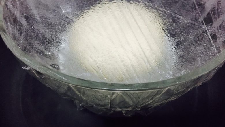 香辣牛肉烤饼,冬天室温较低，可以把锅中水烧热后把下面垫个盆，面盆坐在热上进行发酵至面团两倍大