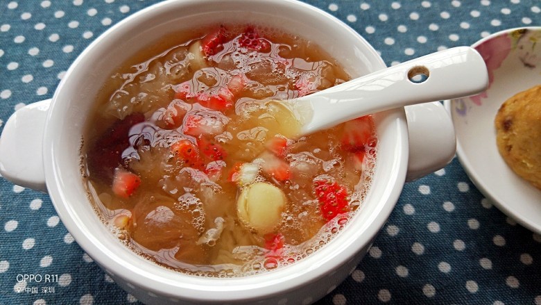 养颜水果红枣莲子糯耳甜汤,撒上切好的草莓叮稍微搅拌一下就可以美美的享用了