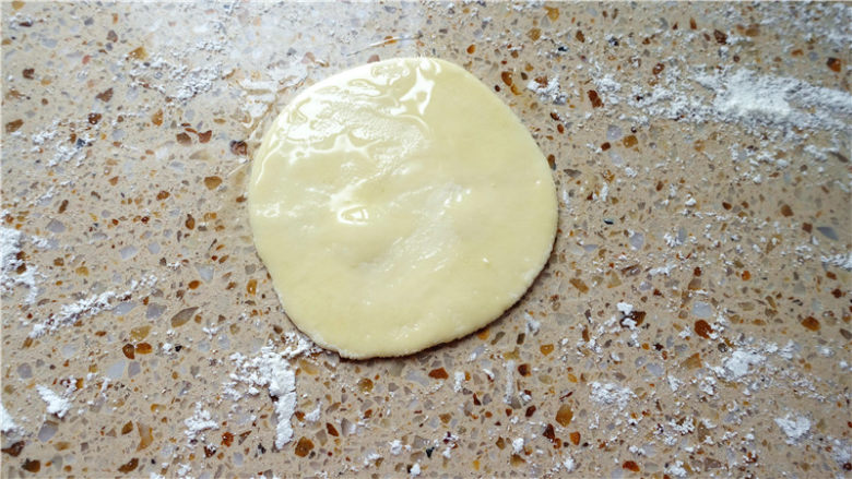 春饼,取一片饼皮，两面均匀涂上油。