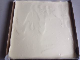 奥利奥蛋糕卷,倒入28*28CM正方形烤盘里（烤盘内铺一张油纸方便脱模），用刮板刮平蛋糕糊表面，在桌面上震出大气泡