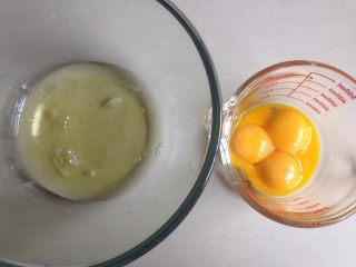 奥利奥蛋糕卷,鸡蛋清和蛋黄分别打在两个无水无油盆里
