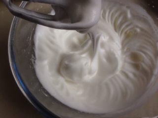 奥利奥蛋糕卷,将糖分三次加入蛋清里，用电动打蛋器打至湿性发泡