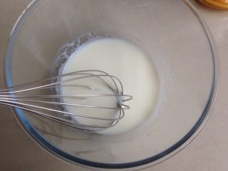 奥利奥蛋糕卷,牛奶和玉米油加入碗里，用手动打蛋器搅拌均匀，乳化好，没有水油分离，大概拌一两分钟
