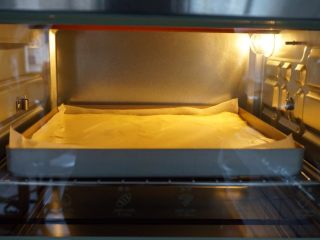 奥利奥蛋糕卷,放入已经提前预热好170度的烤箱倒数第二层，烘烤16分钟左右（各家烤箱脾气不同，温度仅供参考）