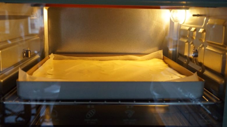 奥利奥蛋糕卷,放入已经提前预热好170度的烤箱倒数第二层，烘烤16分钟左右（各家烤箱脾气不同，温度仅供参考）