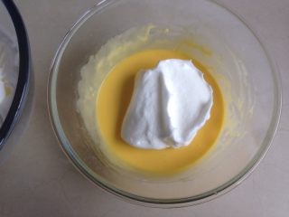 奥利奥蛋糕卷,取三分之一打发好的蛋白霜到蛋黄糊里，从底部向上翻拌均匀