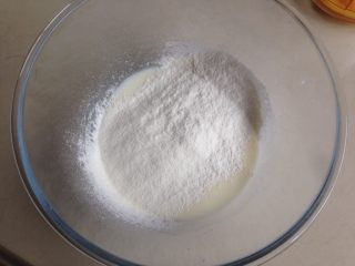 奥利奥蛋糕卷,将面粉过筛进去，拌均匀