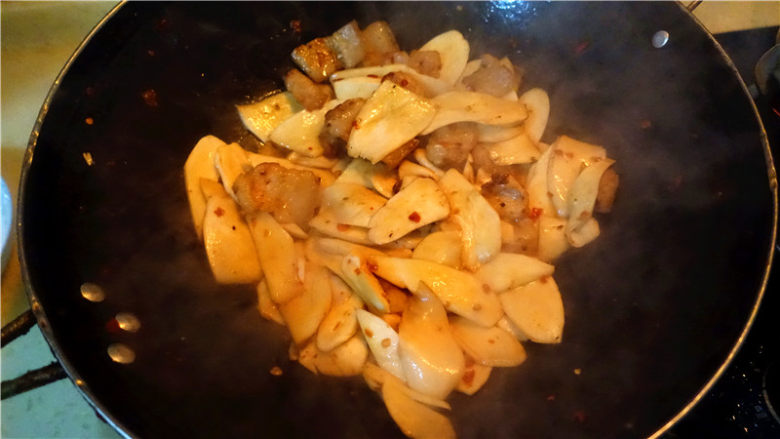 杏鲍菇炒五花肉,.炒至杏鲍菇出水，变软。