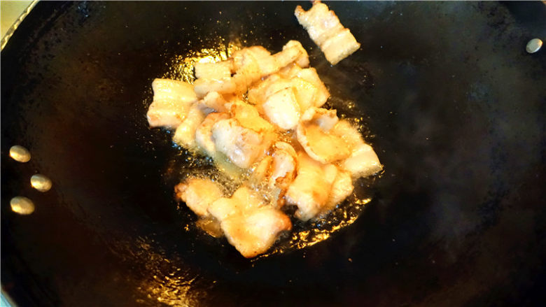 杏鲍菇炒五花肉,将五花肉煸出油。