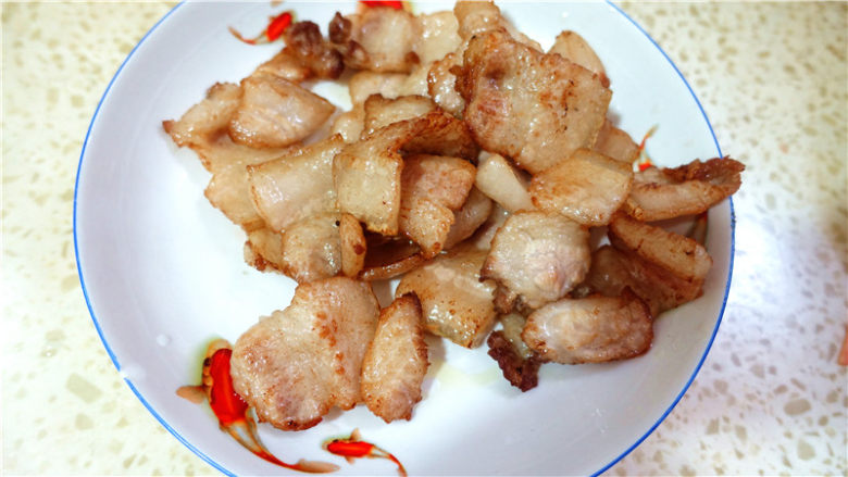 杏鲍菇炒五花肉,将煸好的五花肉滤油，用盘子盛出。