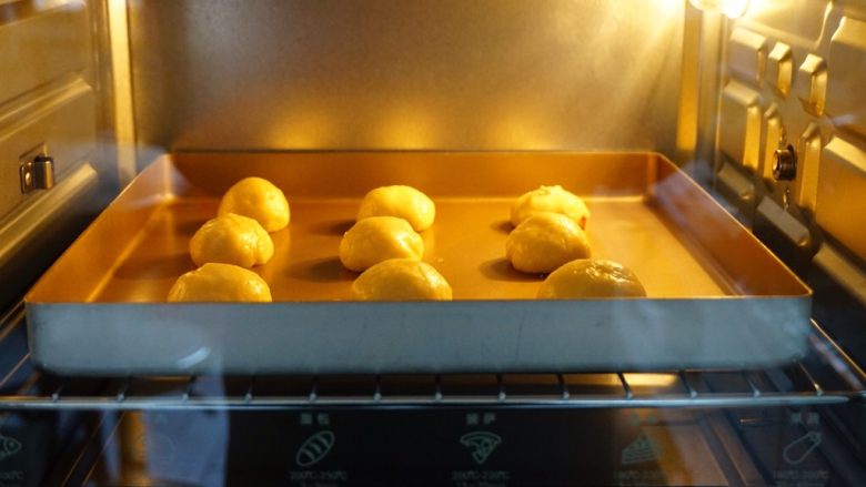 培根麻薯包,放进已经提前预热好175度的烤箱中下层，烘烤20分钟左右。（烘烤温度根据你家烤箱脾气而定）
