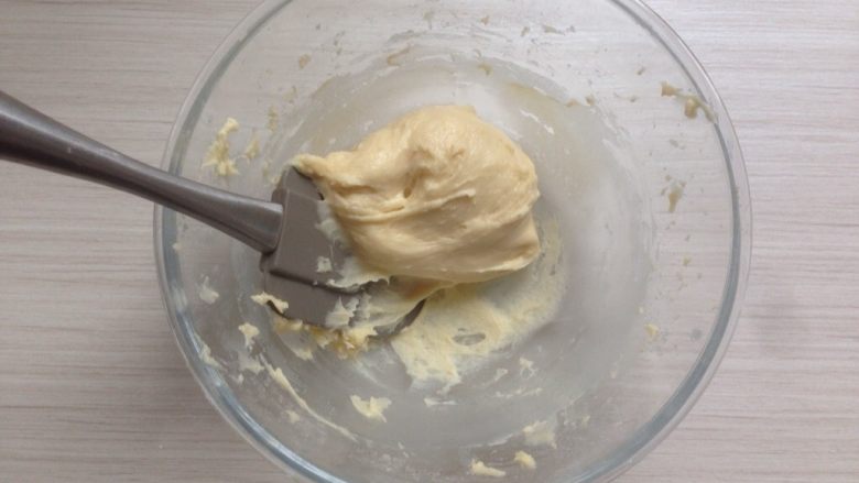 培根麻薯包,先用打蛋器拌几下，再开电源打发1-2分钟，这样防止面粉飞溅，最后用刮刀将打蛋头上的面糊刮下来