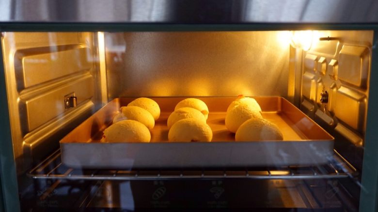 培根麻薯包,可以看到麻薯包在烤箱内慢慢膨胀起来，巧可爱
