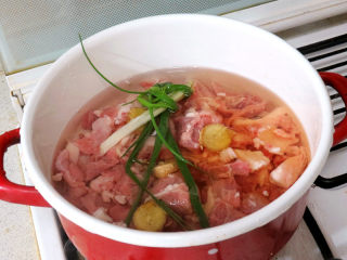 美味下饭菜【牛肉咖喱锅】,放入冷水锅中，加料酒和葱、姜