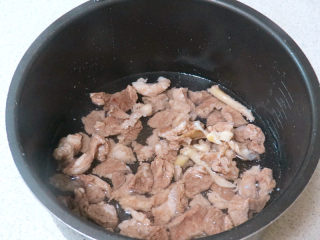美味下饭菜【牛肉咖喱锅】,用温水洗净控水；高压锅里加适量清水，炖二十分钟左右