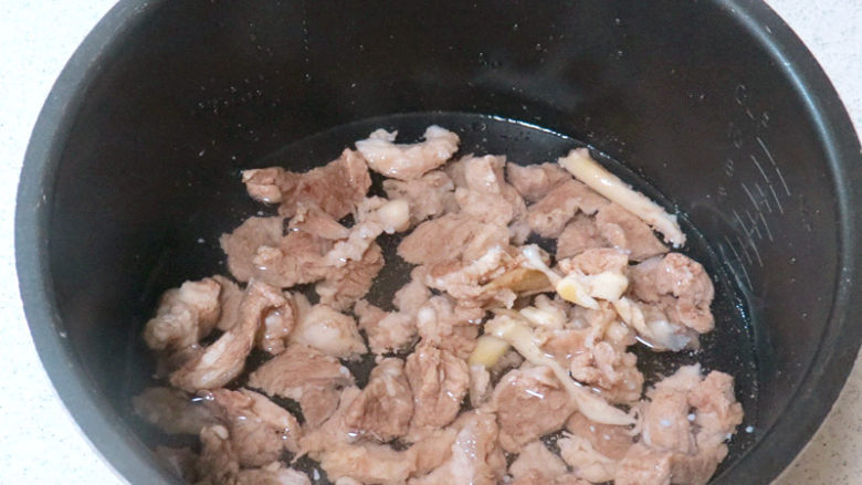 美味下饭菜【牛肉咖喱锅】,用温水洗净控水；高压锅里加适量清水，炖二十分钟左右