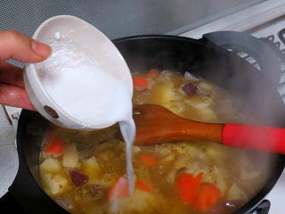 美味下饭菜【牛肉咖喱锅】,椰浆粉加清水调开，加入锅中