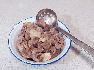 美味下饭菜【牛肉咖喱锅】,牛肉盛出来，汤留下备用