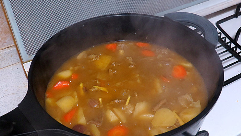 美味下饭菜【牛肉咖喱锅】,等待土豆、胡萝卜和牛肉软烂后，加适量食盐，将汤汁收到浓稠，最好在不粘锅中进行，并随时搅拌防止粘底